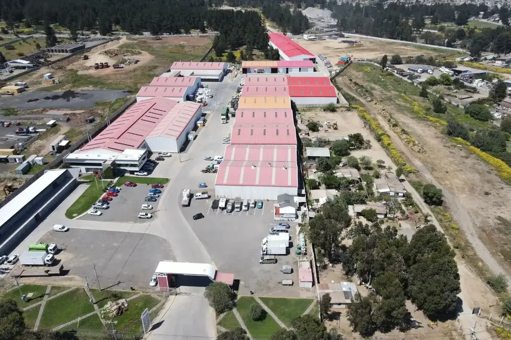Vista aérea del condominio CIET Torquemada: bodegas de techo rojo y calles interiores