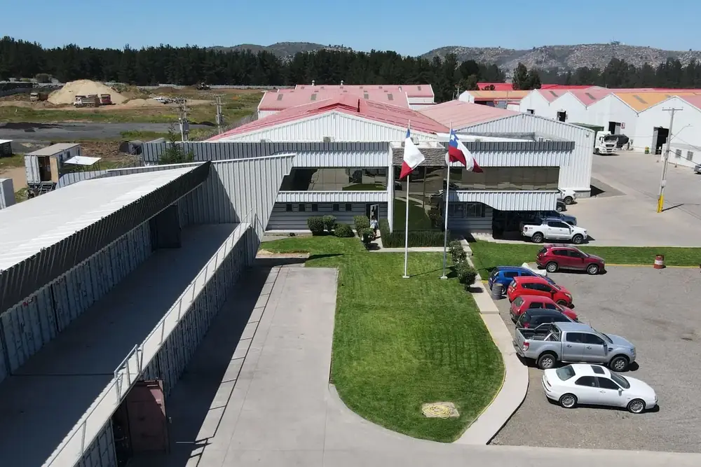 La hilera de mini bodegas en contenedores junto a las bodegas