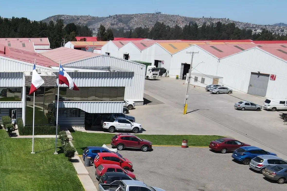 El edificio de oficinas del condominio CIET Torquemada, junto al estacionamiento y las bodegas
