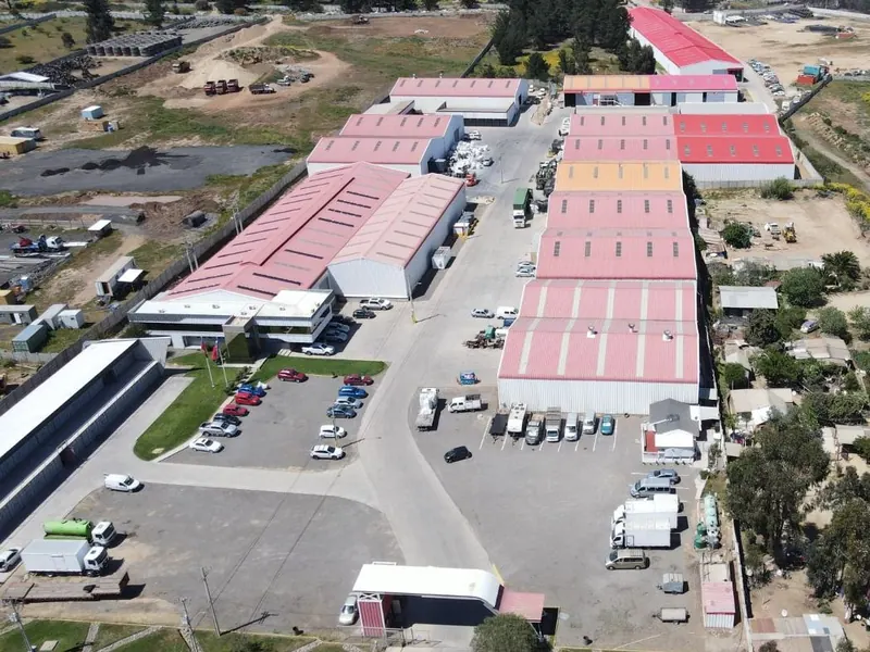 Calles y patios de maniobra del condominio vistos desde el aire