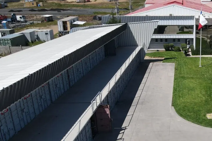 Mini bodegas en contenedores dentro del condominio
